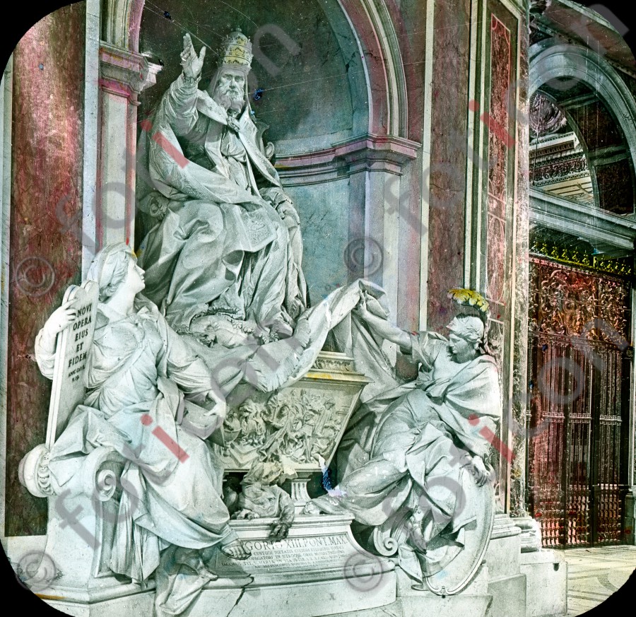 Grabmal Gregors XIII. in St. Peter von dem Bildhauer Camillo Rusconi | Tomb of Gregory XIII. in St. Peter by the sculptor Camillo Rusconi (foticon-simon-033-006.jpg)